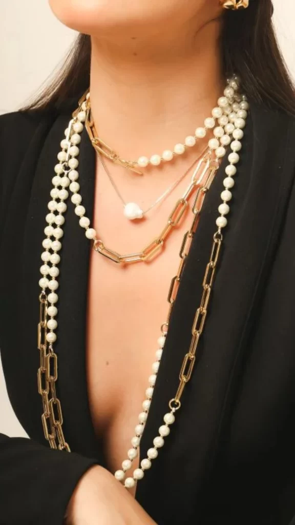 Colar longo com pérolas e corrente banhada a ouro 18k