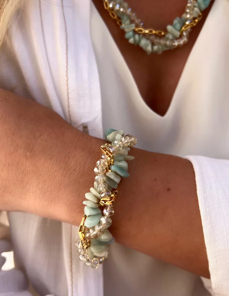 Pulseira trançada com Cascalho de Amazonita, Cristal e Corrente banhado a Ouro 18k