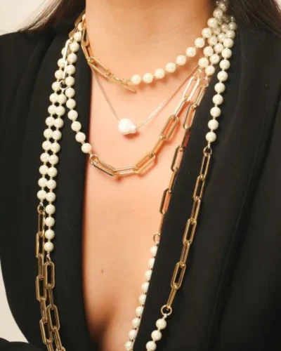 Colar longo com pérolas e corrente banhada a ouro 18k